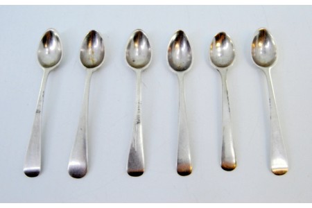 Conjunto de seis colheres de café em prata lisa.